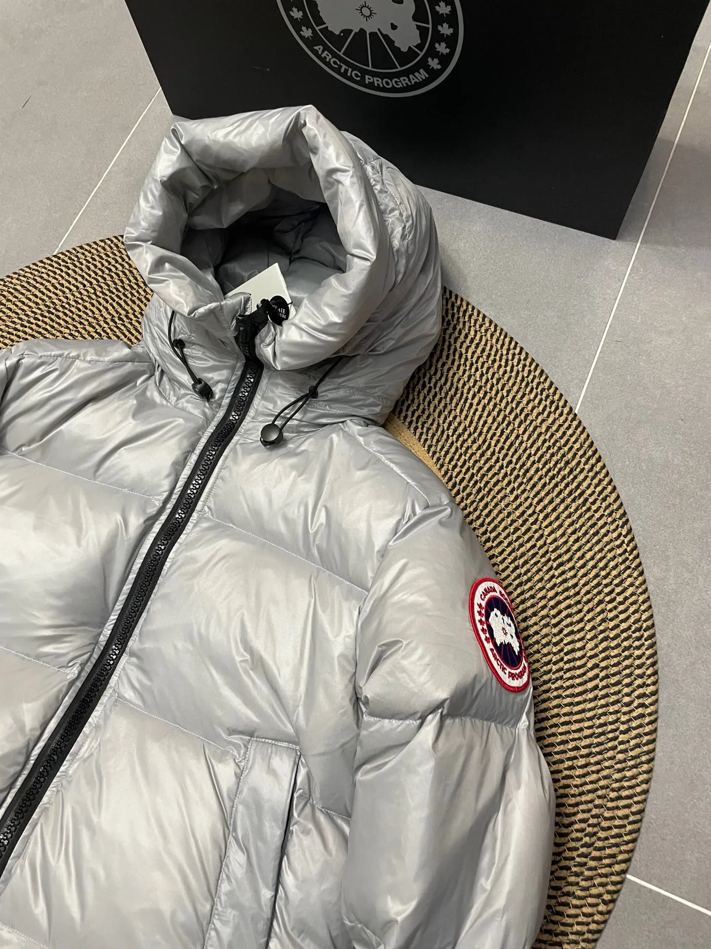P780 Gray Red Label Top Version 𝘾𝘼𝙉𝘼𝘿𝘼 𝙂𝙊𝙊𝙎𝙀/Canada Goose 2023 Limited New Crofton Puff Down Jacket Pure Guangzhou Inspection 95 White Duck Down Filling‼  Top version, ceiling level‼ Crofton soft bread, the latest style in 2023, has a cold protection effect of up to level 4. It is made of recycled Feather-Light tear-resistant fabric. It is ultra-light and has no weight on the upper body at all! The unique black label highlights your temperament‼  Canada Goose, a Canadian brand, has always been recognized as the warmest down jacket. Various Instagram celebrities, Internet celebrities, and celebrities often wear it for street photos. I do Canada Goose every year, but I still can’t get rid of my love for geese. No matter how cold the winter is, there is no need to be afraid, because there are geese! Filled with 80% white duck down, Canada Goose is the legendary warmest down jacket and is known as a must-have for Arctic outdoor sports! The most popular down jacket in the world, celebrities are rushing to buy it, it is a must-have! Same style for men and women Size: S-XXL